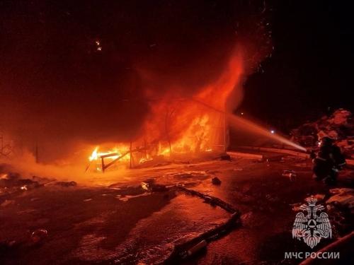 В Астрахани пожар произошел на рынке «Большие Исады» В Астрахани пожар произошел на рынке «Большие Исады»