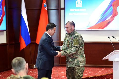 Андрей Воробьев наградил добровольцев отряда БАРС Андрей Воробьев наградил добровольцев отряда БАРС