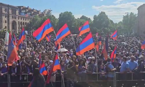Оппозиция в Ереване выдвинула на пост премьера Армении архиепископа Баграта Оппозиция в Ереване выдвинула на пост премьера Армении архиепископа Баграта