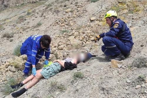 15-летняя девушка сорвалась с обрыва в Крымских горах 15-летняя девушка сорвалась с обрыва в Крымских горах