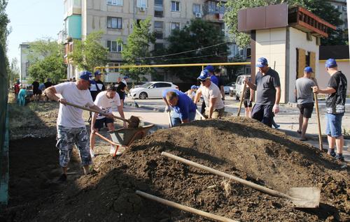 Мэр Феодосии занимается зарядкой в виде общественных работ