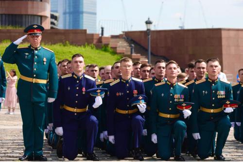 У Музея Победы на Поклонной горе прошла церемония выпуска лейтенантов МО РФ У Музея Победы на Поклонной горе прошла церемония выпуска лейтенантов МО РФ