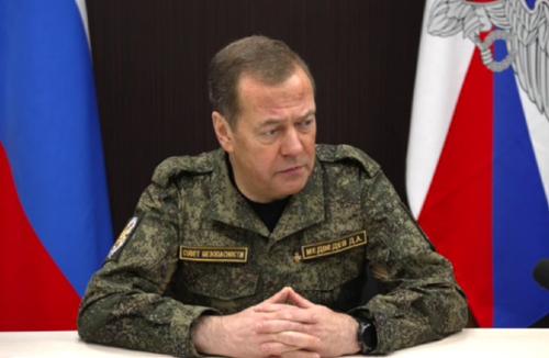 Медведев: хищение госактивов может стать поводом для объявления войны Медведев: хищение госактивов может стать поводом для объявления войны