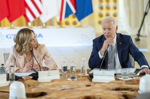 WP: лидеров Европы ошеломило, насколько постаревшим на саммите G7 казался Байден WP: лидеров Европы ошеломило, насколько постаревшим на саммите G7 казался Байден