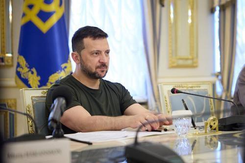 Дипломат де Глиниасти: Зеленский пригласил РФ на саммит на фоне проблем Киева Дипломат де Глиниасти: Зеленский пригласил РФ на саммит на фоне проблем Киева