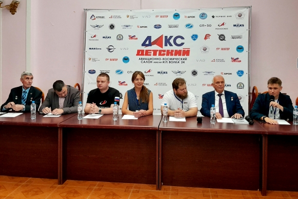 Детский авиационно-космический салон начал свою работу Детский авиационно-космический салон начал свою работу
