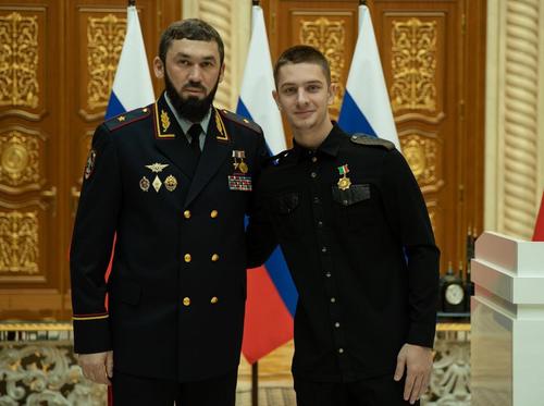 17-летний сын Кадырова Эли награжден медалью за заслуги перед Чечней 17-летний сын Кадырова Эли награжден медалью за заслуги перед Чечней