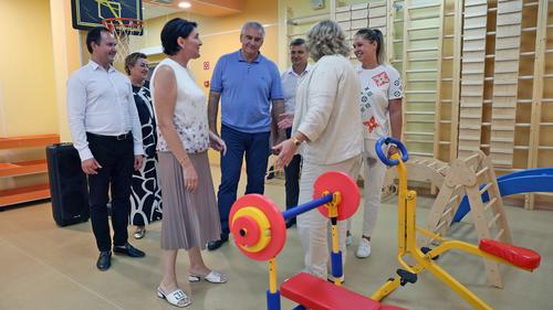 В детсаду приучают сызмальства тягать железо В детсаду приучают сызмальства тягать железо