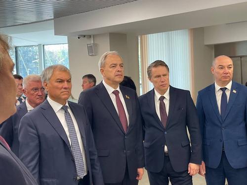 Михаил Мурашко возложил цветы к памятному камню поэту Константину Симонову Михаил Мурашко возложил цветы к памятному камню поэту Константину Симонову