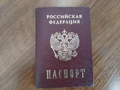 Беженец из США Джон Роблес получил российский паспорт Беженец из США Джон Роблес получил российский паспорт