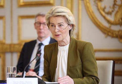 Захарова назвала фейком заявление главы ЕК, что газ США дешевле российского Захарова назвала фейком заявление главы ЕК, что газ США дешевле российского