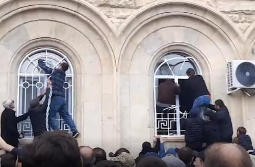 ТАСС: оппозиция в Абхазии взяла под контроль здание парламента республики ТАСС: оппозиция в Абхазии взяла под контроль здание парламента республики