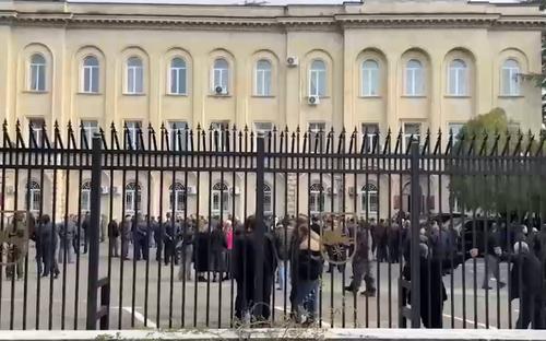 Президент Абхазии отзывает ратификацию соглашения с Россией на фоне протестов Президент Абхазии отзывает ратификацию соглашения с Россией на фоне протестов