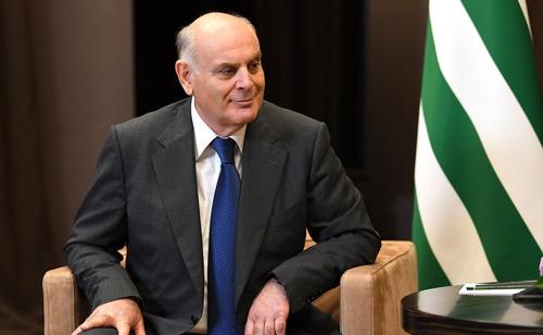 Бжания заявил, что уйдет в отставку, когда протестующие покинут парламент Бжания заявил, что уйдет в отставку, когда протестующие покинут парламент