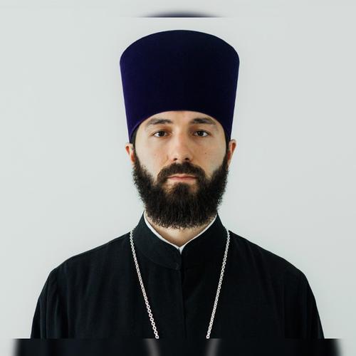Священник подкараулил девушку у подъезда и напал на неё Священник подкараулил девушку у подъезда и напал на неё