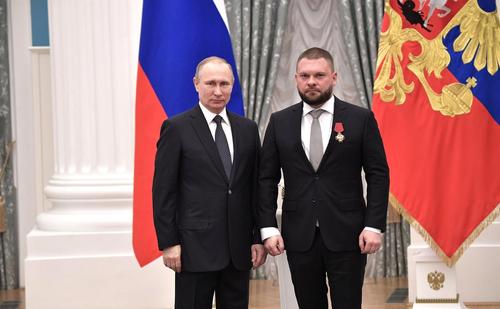 Путин в День Конституции вручил звезду Героя России военкору Поддубному Путин в День Конституции вручил звезду Героя России военкору Поддубному