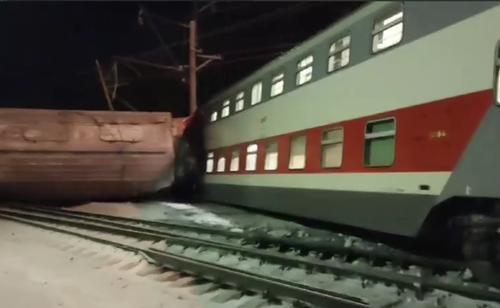 Пассажирка умерла после столкновения поездов в Мурманской области Пассажирка умерла после столкновения поездов в Мурманской области