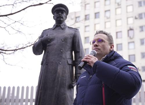 В Вологде появился памятник Сталину, на очереди — Иван Грозный В Вологде появился памятник Сталину, на очереди — Иван Грозный