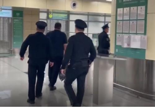 Бывший замминистра просвещения Грибов задержан в аэропорту Москвы Бывший замминистра просвещения Грибов задержан в аэропорту Москвы