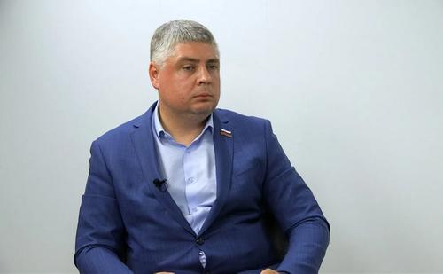 Депутат Сахалинской областной думы Александр Понажев устроил скандал в самолёте, потому что не хотел лететь с народом Депутат Сахалинской областной думы Александр Понажев устроил скандал в самолёте, потому что не хотел лететь с народом