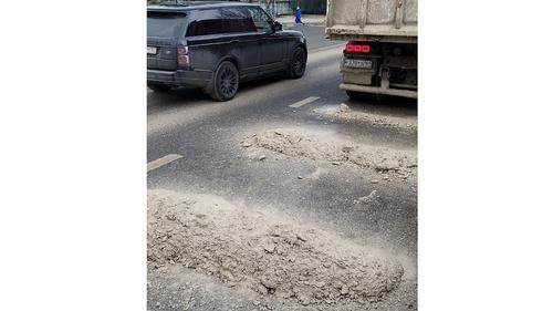Из грузовика на ходу вытек на дорогу бетон Из грузовика на ходу вытек на дорогу бетон