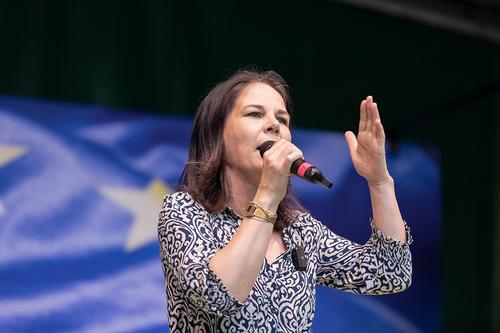 Бербок заявила, что снимок с протянувшим к ней руку Шольцем ничего не означает Бербок заявила, что снимок с протянувшим к ней руку Шольцем ничего не означает
