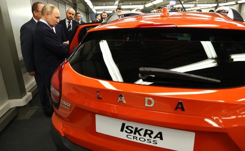 Владимир Путин: российские чиновники должны ездить на российских автомобилях Владимир Путин: российские чиновники должны ездить на российских автомобилях