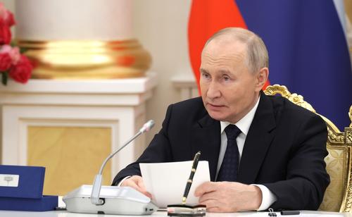 Путин объявил благодарность дочери Кадырова Карине Путин объявил благодарность дочери Кадырова Карине