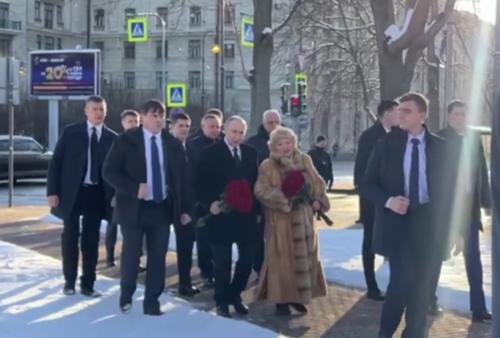 Путин в годовщину смерти Собчака возложил цветы к его памятнику в Петербурге Путин в годовщину смерти Собчака возложил цветы к его памятнику в Петербурге