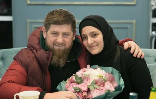 Старшая дочь Рамзана Кадырова Айшат покинула пост замглавы правительства Чечни Старшая дочь Рамзана Кадырова Айшат покинула пост замглавы правительства Чечни