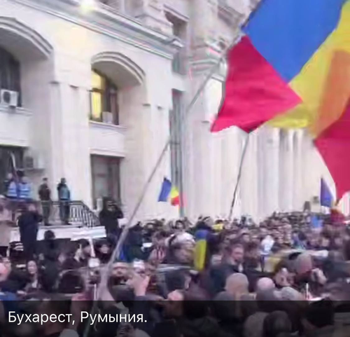 Политический кризис в Румынии: толпа сторонников Кэлина Джорджеску протестует против его ареста Политический кризис в Румынии: толпа сторонников Кэлина Джорджеску протестует против его ареста