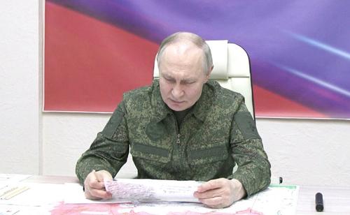 Песков: Путин счел нужным надеть военную форму во время посещения штаба Песков: Путин счел нужным надеть военную форму во время посещения штаба
