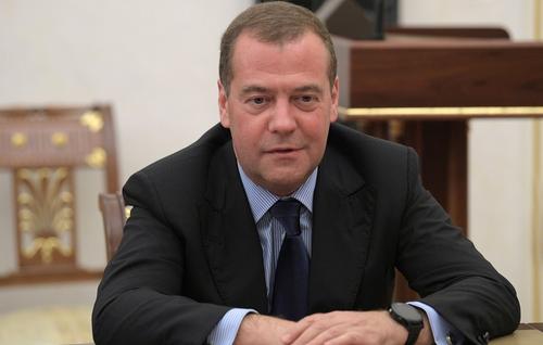 Медведев: Трамп мог бы стать кавалером награды за доблестный труд Медведев: Трамп мог бы стать кавалером награды за доблестный труд