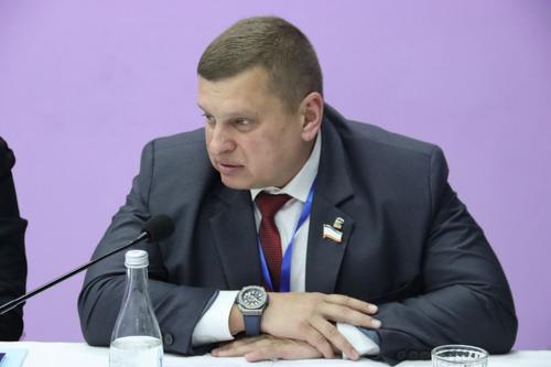 Депутат починил 500 подъездов Депутат починил 500 подъездов