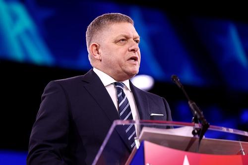 Фицо заявил, что поддержит референдум в Словакии об отмене санкций против РФ Фицо заявил, что поддержит референдум в Словакии об отмене санкций против РФ