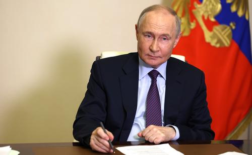 Путин хвалит бизнес, который помогает России справиться с вызовами и идти вперед Путин хвалит бизнес, который помогает России справиться с вызовами и идти вперед
