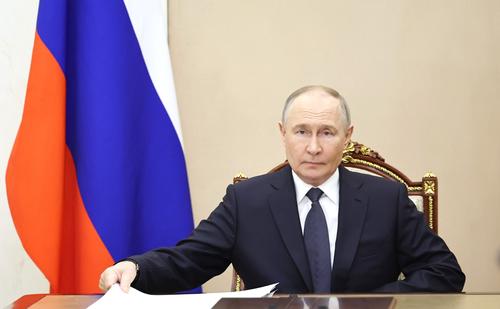 Путин: предложение руки и сердца лучше делать лично, а не через «Госуслуги» Путин: предложение руки и сердца лучше делать лично, а не через «Госуслуги»