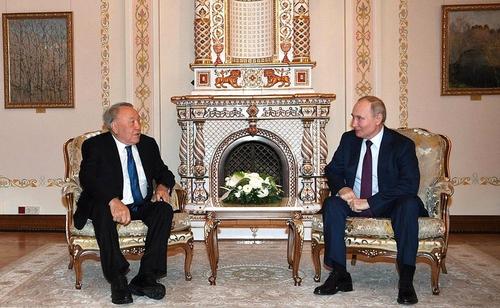 Путин принял в Кремле первого президента Казахстана Назарбаева Путин принял в Кремле первого президента Казахстана Назарбаева