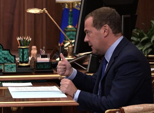 Медведев поддержал латвийского депутата, выступившего в защиту русского языка Медведев поддержал латвийского депутата, выступившего в защиту русского языка