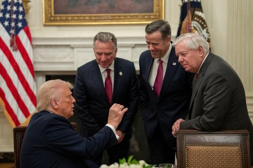 WSJ: Трамп хочет добиться от Грэма* смягчения законопроекта о санкциях против РФ WSJ: Трамп хочет добиться от Грэма* смягчения законопроекта о санкциях против РФ