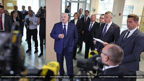 Лукашенко заявил, что Белоруссии, ставшей островком стабильности и спокойствия, спокойно жить не дадут Лукашенко заявил, что Белоруссии, ставшей островком стабильности и спокойствия, спокойно жить не дадут