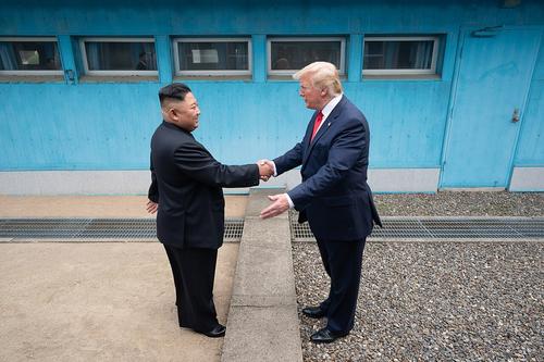 Белый дом: Трамп, как и прежде, готов к диалогу с Ким Чен Ыном Белый дом: Трамп, как и прежде, готов к диалогу с Ким Чен Ыном