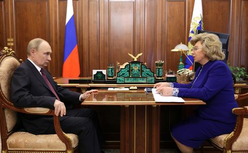 Путин попросил Москалькову продолжать работу по обмену и возвращению пленных Путин попросил Москалькову продолжать работу по обмену и возвращению пленных